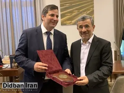 هدیه محمود احمدینژاد به رئیس دانشگاه مجارستان