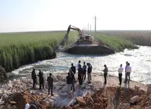 ادامه خروج آب از هورالعظیم به سمت عراق در پی ایجاد شکاف در دایک مرزی
