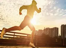 چه کفشی برای دویدن مناسب است؟ 14 ویژگی کلیدی و بایسته