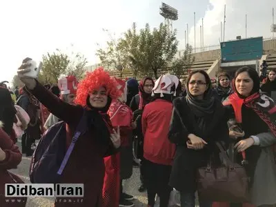 تشویق زنان حاضر در آزادی توسط هزاران پرسپولیس