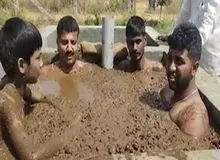 هندی ها برای محافظت در برابر کرونا با فضولات گاو حمام می کنند!+فیلم 