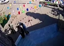 لحظه حمله به امام جماعت مسجدی در مشهدبا چاقو+فیلم 