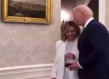 جنجال تازه بایدن، بوسیدن سر نخست‌وزیر ایتالیا+فیلم 