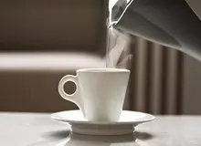 پنج فایده شگفت‌انگیز نوشیدن آب گرم/  از تقویت عملکرد سیستم عصبی مرکزی تا تسکین سردرد سینوسی!