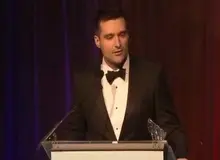 مشاور دونالد ترامپ حین سخنرانی از هوش رفت‌+فیلم 