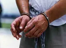 فیلم / دستگیری سارقی که با تیرکمان شمع ماشین سرقت می‌کرد