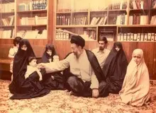 استقبال شهید بهشتی از رانندگی کردن همسرش/ دختر آیت‌الله بهشتی:ظرف شستن در خانه ما نوبتی بود