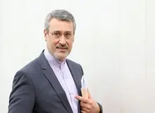 بعیدی نژاد استوارنامه‌اش را به ملکه انگلیس تسلیم کرد