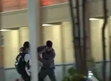 فیلمی از لحظه ای که نیروی نظافتی شجاع، تروریست مهاجم به شاهچراغ را غافلگیر کرد