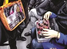 گزارشی از زندگی روزمره زنانی‌که در مترو دستفروشی می‌کنند/ دستفروشی لیسانسه ها 