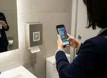 اتفاق عجیب در توالت‌ عمومی چین؛ تا تبلیغ نبینید خبری از دستمال نیست!