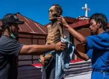 بازگشت مردگان؛ قبیله‌ای که جنازه‌ها را از قبر بیرون آورده و سیگار گوشه لب‌شان می‌گذارند+تصاویر 