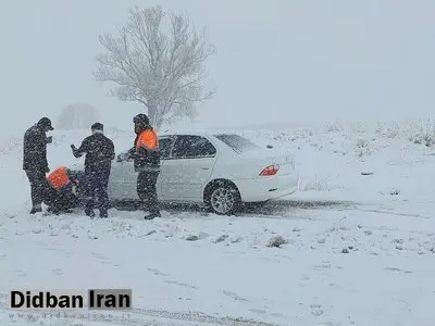 جاده‌ای که به علت برف و کولاک مسدود شد