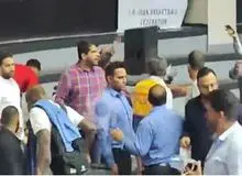 دعوا و درگیری روی سکوهای سالن بسکتبال آزادی منجر به سقوط یکی از هواداران از طبقه دوم شد!+فیلم 