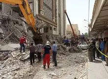 احتمال محبوس شدن ۵۰ نفر در حادثه ریزش ساختمان ۱۰ طبقه در آبادان
