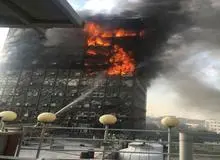  پیکر اولین آتش نشان فداکار از زیر آوار ساختمان پلاسکو بیرون آورده شد/ خروج دود سفید از ویرانه های پلاسکو؛ احتمال آتش سوزی مجدد/ گاز مناطق اطراف حادثه تا اطلاع بعدی قطع خواهد بود