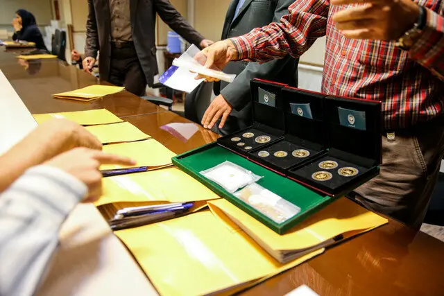 زمان تحویل سکه‌های پیش‌فروش فرا رسید؛ برای دریافت سکه‌ها چه مبلغی باید پرداخت؟/ شرایط فسخ معامله