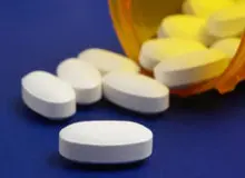 نه دانشجوها دکتر می روند، نه سالمندان/ رواج خوددرمانی به دلیل هزینه بالای درمان