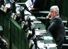 تلاش اعضای فراکسیون امید؛ برای بلند کردن "عارف" از روی صندلی