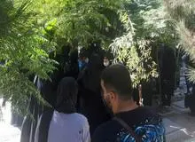 مراسم خاکسپاری پدر امیر حسین مرادی بدون حضور پسرش برگزار شد+عکس
