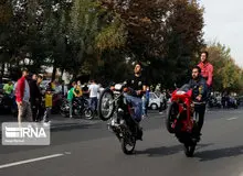 حرکات نمایشی با موتور سیکلت؛ تفریحی خطرناک/ مجموعه تصاویر
