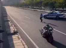 واکنش پلیس به ویدیوی پرتاب باتوم از سوی مامور راهور: با مامور برخورد قانونی خواهد شد