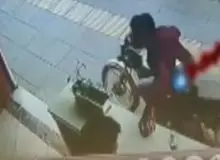 ببینید:سرقت باورنکردنی موبایل یک شهروند از کافی‌شاپ به سبک نینجا با موتور در مشهد