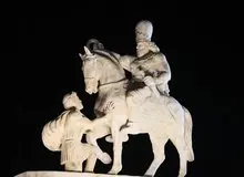 مجسمه شاپور از میدان انقلاب برداشته شد