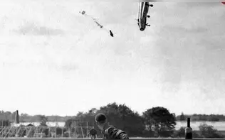 یکی از مشهورترین تصاویر تاریخ هوانوردی / عکسی که با قیمت میلیاردی فروخته شد