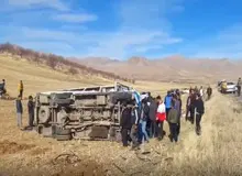 واژگونی مینی بوس حامل دانش آموزان در دلفان ۱۶ مصدوم برجا گذاشت