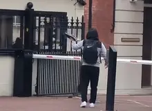 حمله با سلاح سرد به فردی که در لندن قرآن‌سوزی کرده بود