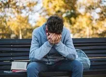 واکنش وزارت بهداشت به آمار افسردگی ایرانی‌ها: رسانه‌ها با اقدامات خود موجب تشدید خودکشی در جامعه می‌شوند 