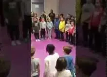 فیلم / مدرسه ای در لیون فرانسه؛ دانش آموزان آواز شهرام ناظری را می خوانند 