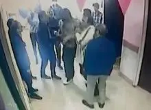 لحظه هولناک حمله اولیای دانش‌آموز با قمه به یک معلم در کرج+فیلم 