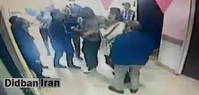 لحظه هولناک حمله اولیای دانش‌آموز با قمه به یک معلم در کرج+فیلم 