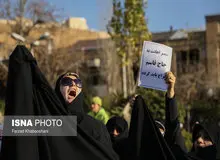 تجمع تعدادی  از دانشجویان و طلاب در مقابل سفارت انگلیس+ تصاویر
