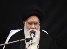 
هیچ چهره‌ای را کنار چهره امام(ره) نباید قرار بدهیم