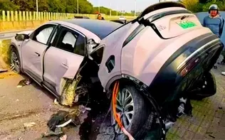 خودروی چینی در تصادفی عجیب از وسط نصف شد!+عکس