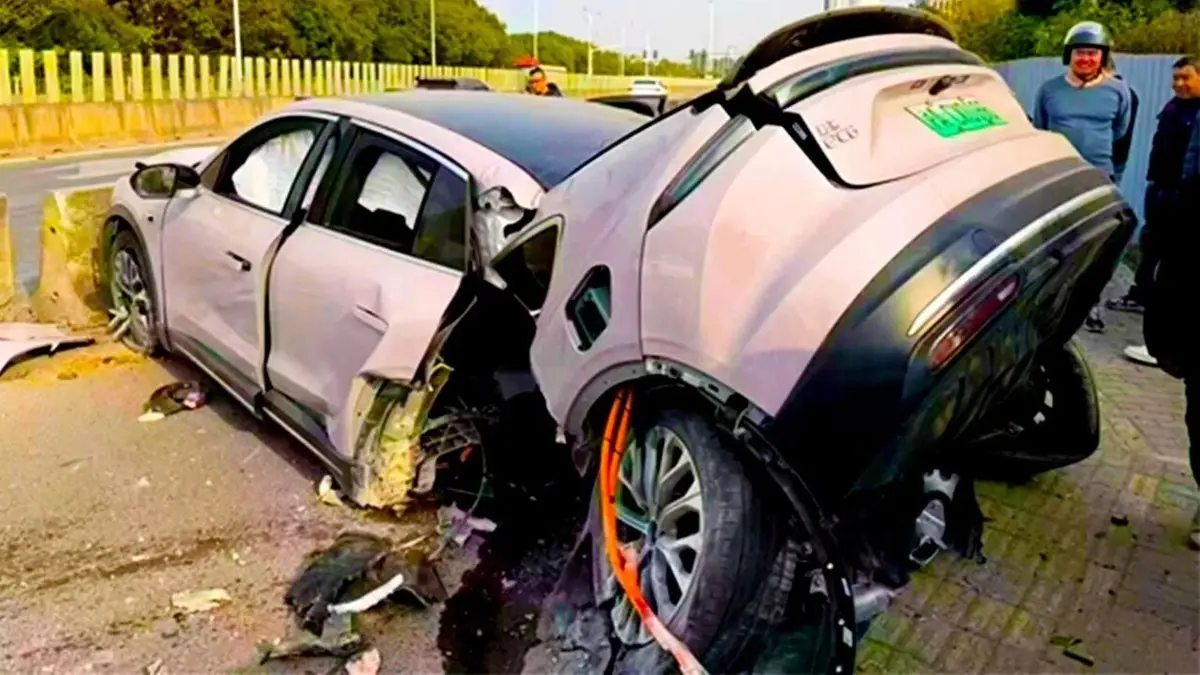 خودروی چینی در تصادفی عجیب از وسط نصف شد!+عکس