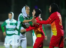 عذرخواهی روی آنتن زنده شبکه سه به خاطر زد و خورد بانوان

