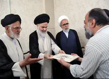 تقدیر از عوامل سریال گاندو در نماز جمعه قم‎+ تصاویر