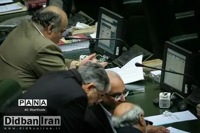 نماینده‌ای که تصویر بازی او در صحن مجلس منتشر شد: مگر جنایت کرده ام؟ + عکس
