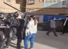 ببینید:ایستادگی دختر شجاع چینی مقابل نیروهای سرکوبگر دولتی+ فیلم 