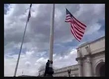 پایین آوردن پرچم آمریکا و بالا بردن پرچم فلسطین در پایتخت آمریکا+فیلم 