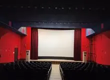 صندلی‌های سینماها همچنان خالی است/ کارشناسان امیدی به نجات گیشه‌های ورشکسته ندارند