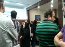 تجمع خبرنگاران گروه مجلات همشهری مقابل دفتر مدیرعامل/ مرتضی حاجی: حقوق تان را از پیمانکار بخواهید به مدیر عامل ربطی ندارد!