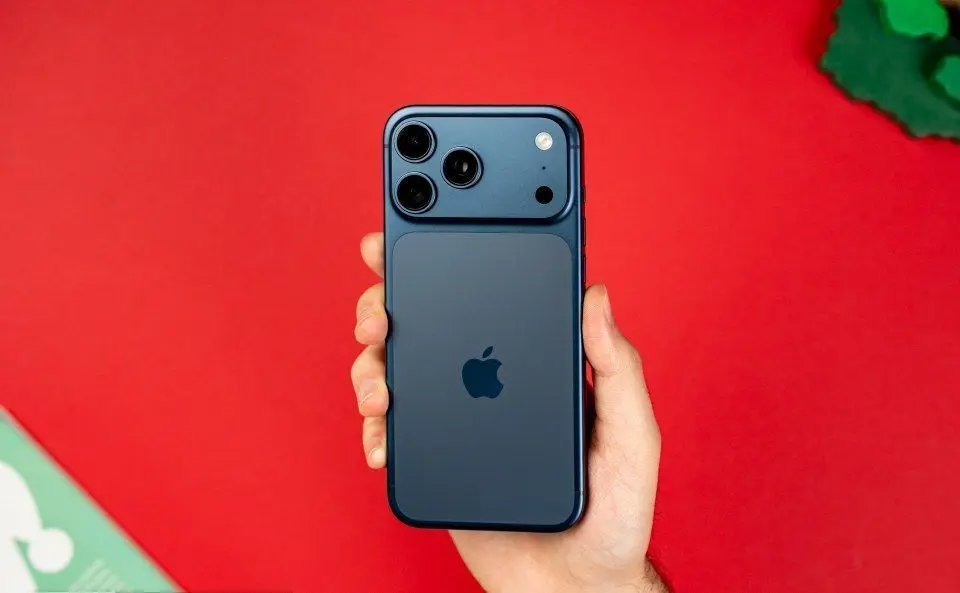 طراحی دو رنگ آیفون ۱۷ پرو سال آینده منسوخ می‌شود؛ بازگشت به ظاهر یک‌پارچه