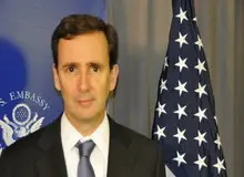 کیهان از شعرخوانی «آلن ایر» عصبانی شد