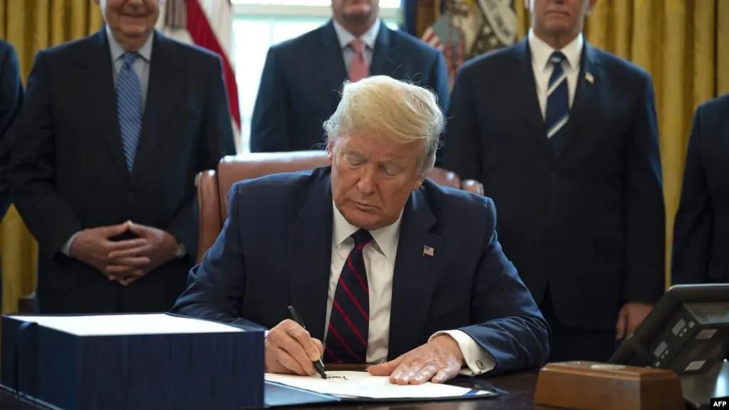 ترامپ بسته دو تریلیون دلاری برای مقابله با پیامدهای اقتصادی کرونا را امضا کرد/ جزییات حکم حکومتی رئیس جمهور ایالات متحده به شرکت جنرال موتورز 