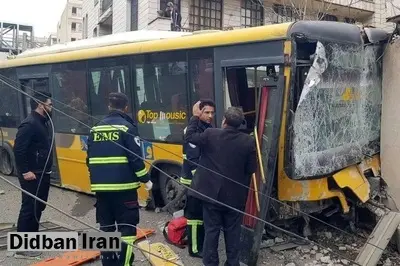 برخورد یک اتوبوس با مانع در بزرگراه ستاری/ ۲ نفر مصدوم شدند
